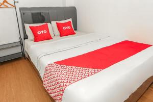 Postel nebo postele na pokoji v ubytování Hotel O Mangga Besar Near Kota Tua Formerly Fresh Hotel