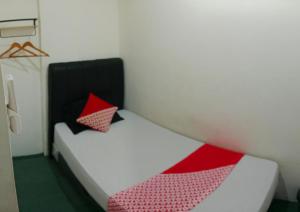 Postel nebo postele na pokoji v ubytování Hotel O Mangga Besar Near Kota Tua Formerly Fresh Hotel