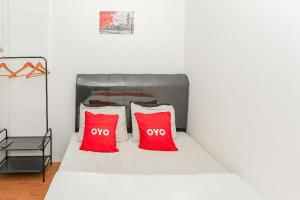 Postel nebo postele na pokoji v ubytování Hotel O Mangga Besar Near Kota Tua Formerly Fresh Hotel