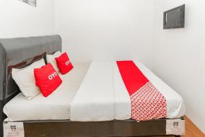 Postel nebo postele na pokoji v ubytování Hotel O Mangga Besar Near Kota Tua Formerly Fresh Hotel