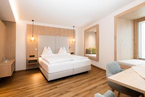 Postel nebo postele na pokoji v ubytování Gut Berg Naturhotel