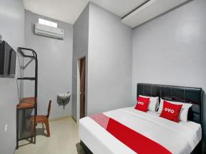 Postel nebo postele na pokoji v ubytování Hotel O Beda Arga Near Rs Royal Prima Ayahanda