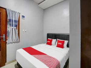 Postel nebo postele na pokoji v ubytování Hotel O Beda Arga Near Rs Royal Prima Ayahanda