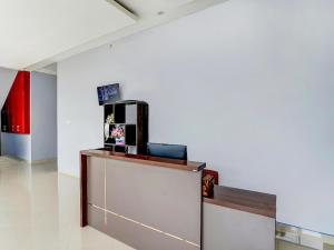 TV a/nebo společenská místnost v ubytování Hotel O Beda Arga Near Rs Royal Prima Ayahanda