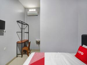 Postel nebo postele na pokoji v ubytování Hotel O Beda Arga Near Rs Royal Prima Ayahanda