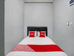 Postel nebo postele na pokoji v ubytování Hotel O Beda Arga Near Rs Royal Prima Ayahanda