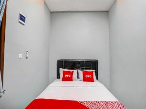 Postel nebo postele na pokoji v ubytování Hotel O Beda Arga Near Rs Royal Prima Ayahanda