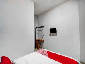 Postel nebo postele na pokoji v ubytování Hotel O Beda Arga Near Rs Royal Prima Ayahanda