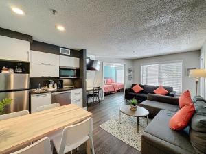 Una cocina y una sala de estar con un sofá y una mesa. en Two bed condo in Parkway Palms Resort condo, en Orlando
