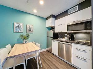 Una cocina con una mesa y un comedor. en Two bed condo in Parkway Palms Resort condo, en Orlando