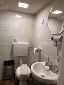 Ein Badezimmer in der Unterkunft Panda Rooms
