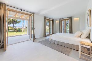 ein Schlafzimmer mit einem Bett und einer Glasschiebetür in der Unterkunft Los Nueve Pinos Bonaire in Cielo de Bonaire  + 27 Fotos