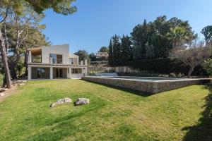 ein Haus mit einem großen Garten davor in der Unterkunft Los Nueve Pinos Bonaire in Cielo de Bonaire 