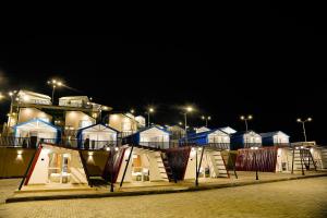 罕萨Lodges By Baron Hunza Attabad Lake的夜幕降临前有楼梯的房屋