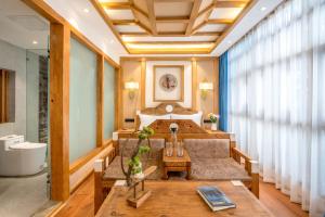 丽江夕露古城中心店 XILU INN NANXI - Ancient City Center Branch的带床和沙发的客厅