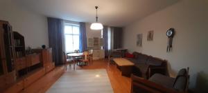 salon z kanapą i stołem w obiekcie Appartements Donaublick w Linzu