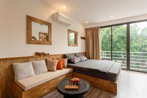 um quarto com uma cama, um sofá e uma mesa em Homestay CHẤT- Train Street,Self check em Hanói