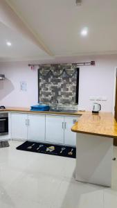 Kuchyň nebo kuchyňský kout v ubytování Whole 3BR Home, Yours Alone