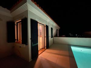 Piscina a Asprou Villa with roof pool o a prop