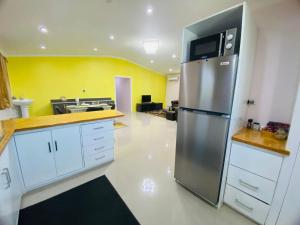 Kuchyň nebo kuchyňský kout v ubytování Whole 3BR Home, Yours Alone