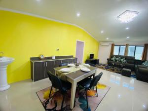 Konferenční prostory v ubytování Whole 3BR Home, Yours Alone