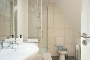 une salle de bain avec douche, lavabo et toilettes dans l'établissement Ferienwohnung Tonne 1, à Eckernförde 19 autres photos