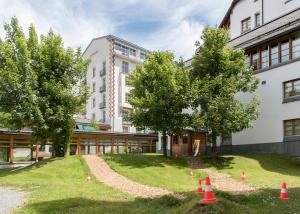 Vrt pred nastanitvijo Hotel Schweizerhof Lenzerheide