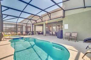 une grande piscine avec un toit en verre dans l'établissement 7033-7-OW-Perfect setting for relaxing, à Davenport