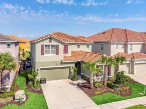 une maison avec allée et palmiers dans l'établissement 7033-7-OW-Perfect setting for relaxing, à Davenport