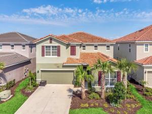 une grande maison avec des palmiers dans une cour dans l'établissement 7033-7-OW-Perfect setting for relaxing, à Davenport