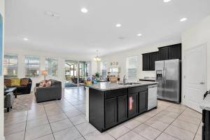 une cuisine ouverte et un salon dans une maison dans l'établissement 7033-7-OW-Perfect setting for relaxing, à Davenport 46 autres photos