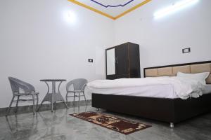 Postel nebo postele na pokoji v ubytování Shri Narayanam Guest House and Home Stay