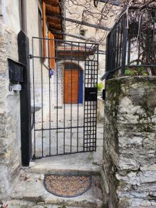 Carate UrioにあるCasa con vista Lago - Il Capriccio della Marchesaの門のある建物の入り口 +12枚の写真