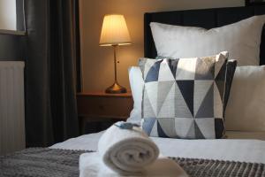 Ένα ή περισσότερα κρεβάτια σε δωμάτιο στο R B Apartment Hamburg Duo - perfekt für Monteure - Küchenzeile - Smart TV - Bad mit Toilette und Dusche auf dem Flur gegenüber des Zimmers zur Alleinnutzung