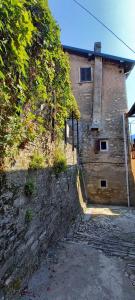 Carate UrioにあるCasa con vista Lago - Il Capriccio della Marchesaの石壁の石造りの建物