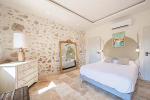 Ένα ή περισσότερα κρεβάτια σε δωμάτιο στο Mas du Canal, somptueux domaine dans les Alpilles +36 φωτογραφίες