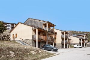 ein Gebäude mit einem davor geparkten Auto in der Unterkunft L'Escapade aux Angles - Proche Stations in Les Angles + 6 Fotos