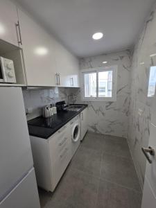 Køkken eller tekøkken på Sunny Beach Apartment Marbella + 5 billeder