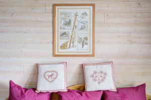 zwei Kissen auf einer Couch in einem Zimmer in der Unterkunft L'Escapade aux Angles - Proche Stations in Les Angles