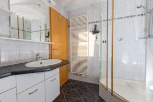 Ένα μπάνιο στο Ferienwohnungen Chiara Schäfler +5 φωτογραφίες