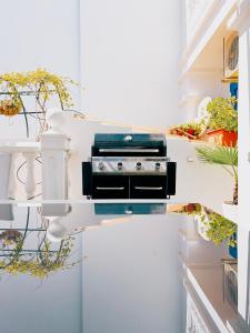 una cucina con tostapane e forno a bancone di Ulises La Perla a Calahonda