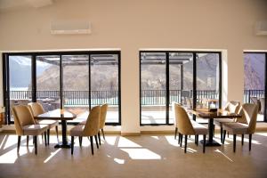 Lodges By Baron Hunza Attabad Lake的休息区