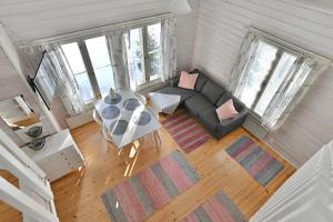 an overhead view of a living room with a couch and a table at Holiday Apartment Yllästokka 2 in Ylläsjärvi