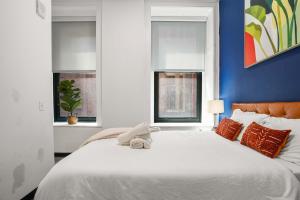 Postel nebo postele na pokoji v ubytování CozySuites Stunning 1BR in Downtown Pitts #8