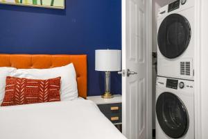 Postel nebo postele na pokoji v ubytování CozySuites Stunning 1BR in Downtown Pitts #8