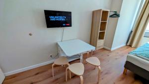 een kleine kamer met een tafel en 2 stoelen bij Flat in Zizkov -401- in Praag +6 foto's