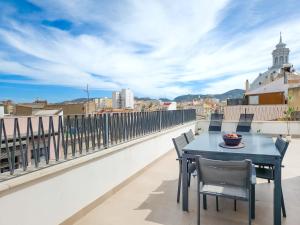 einen Tisch und Stühle auf einem Balkon mit Stadtblick in der Unterkunft Apartamentos turísticos Plaza sevillano , by CartagenaSpain in Cartagena