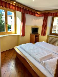 Postel nebo postele na pokoji v ubytování Hotel Goldenes Kreuz - since 1605