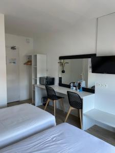 Kuchyň nebo kuchyňský kout v ubytování Brit Hotel Cherbourg