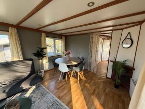 Istumisnurk majutusasutuses Chalet D12 - Camping it Soal